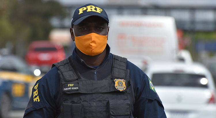 PRF usando máscara de proteção contra o coronavírus