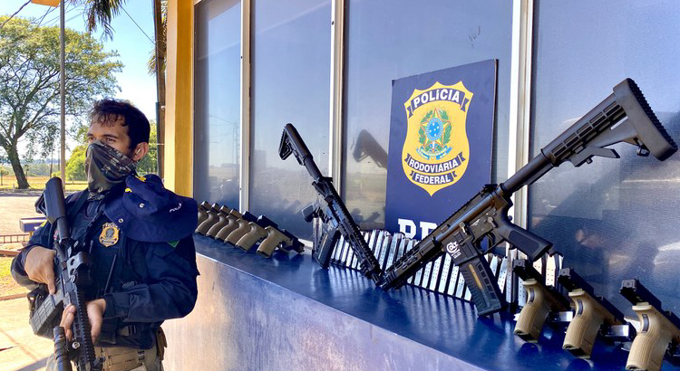PRF apreende arsenal de armas no oeste do Paraná