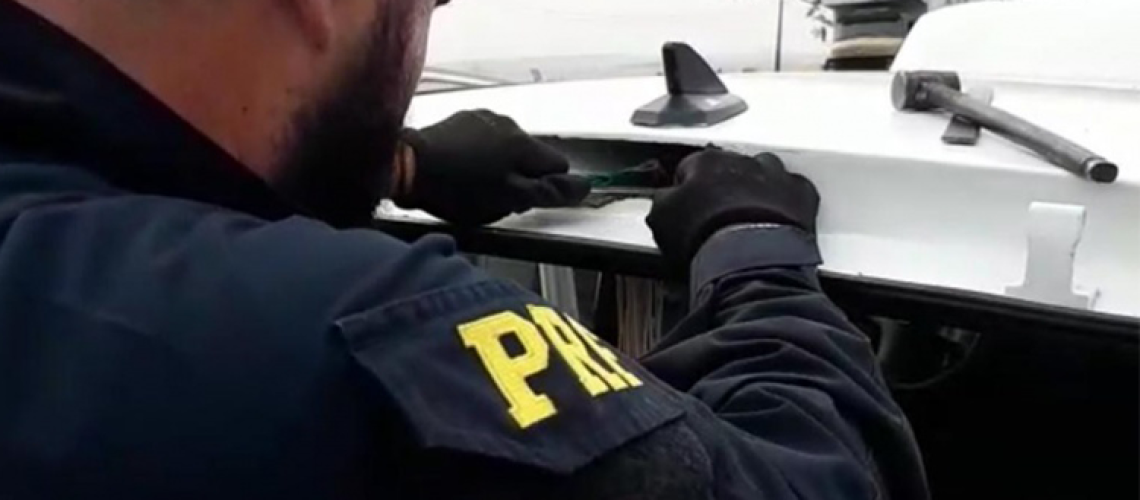 PRF apreende crack escondido no teto de um carro
