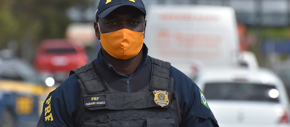 PRF usando máscara de proteção contra o coronavírus