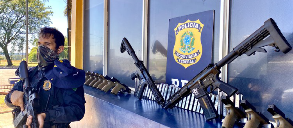 PRF apreende arsenal de armas no oeste do Paraná
